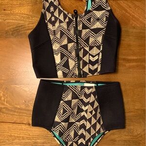 Amuse Society 2-piece wetsuit, size small. Very lightly worn.
